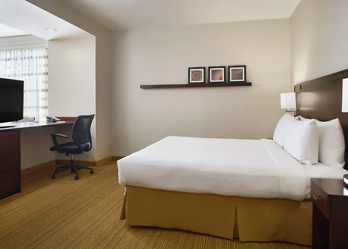 Courtyard By Marriott Airport
