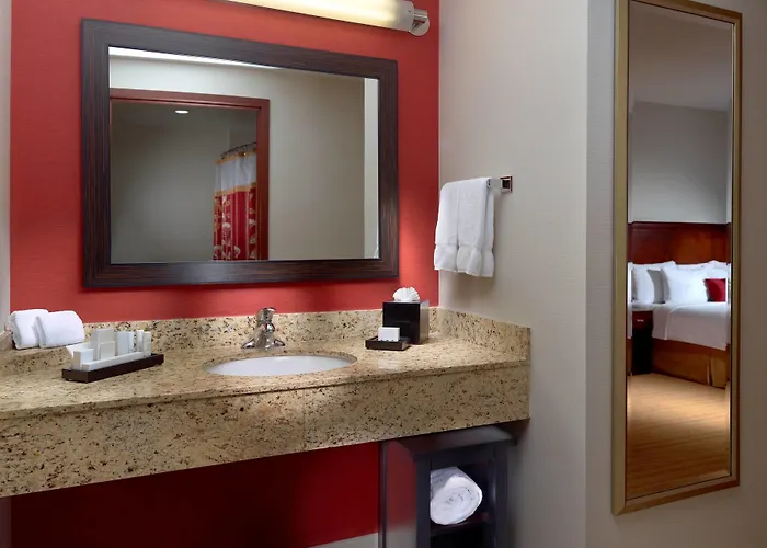 Courtyard By Marriott Airport Hotel