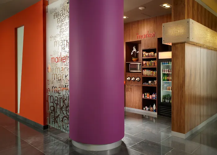 Courtyard By Marriott Airport Hotel