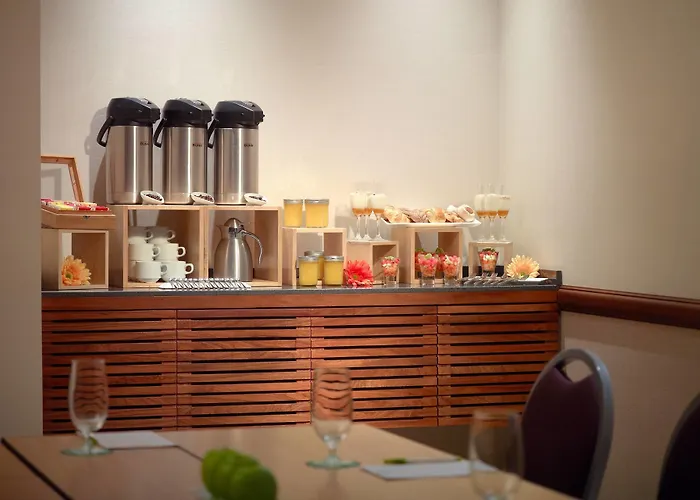 Courtyard By Marriott Airport Hotel