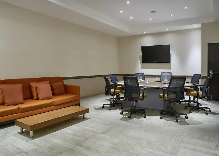 Courtyard By Marriott Airport