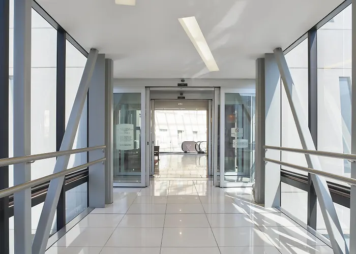 Courtyard By Marriott Airport