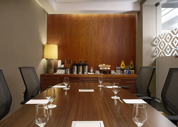Courtyard By Marriott Airport